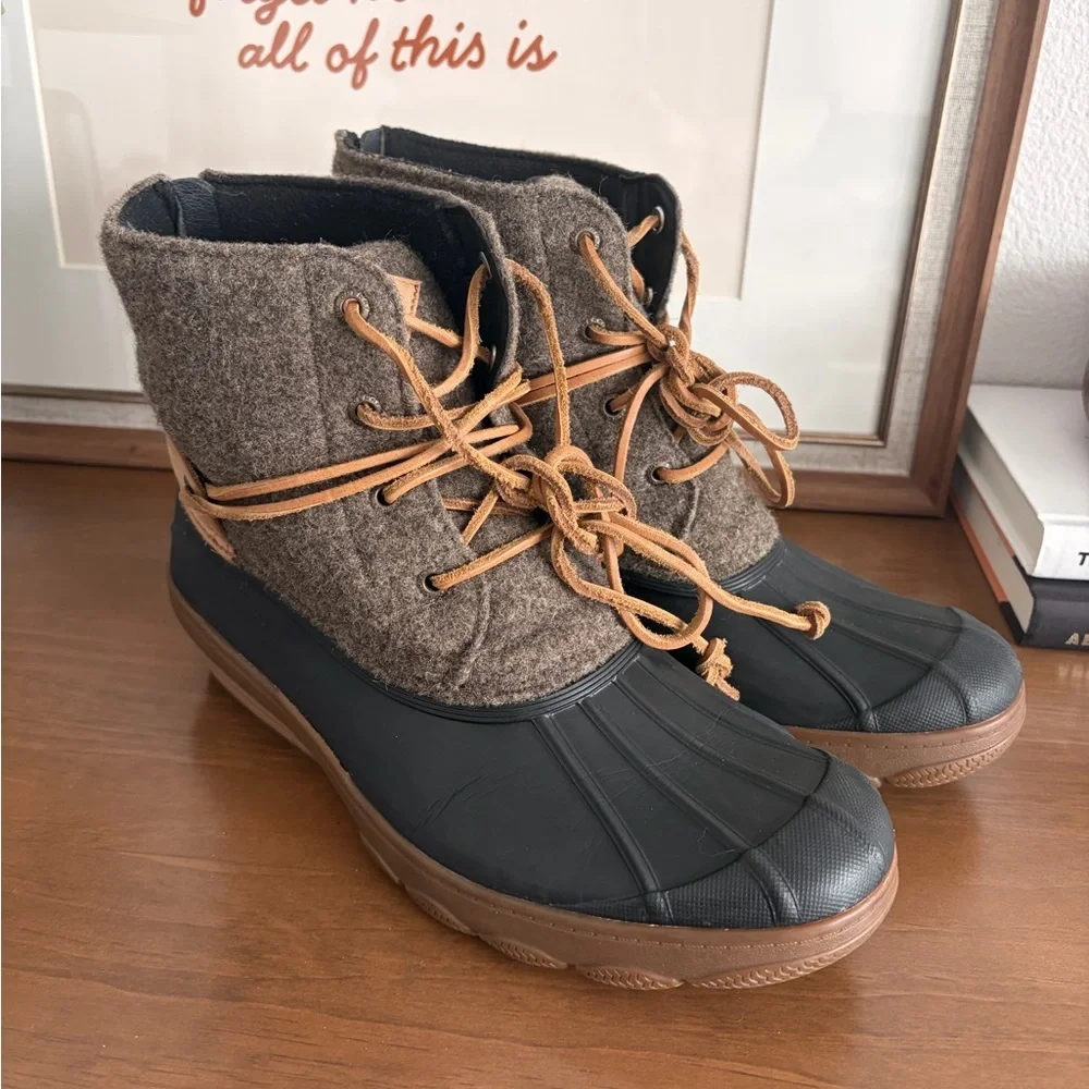 EUC Women’s Sperry Saltwater Wedge Tide Wool Boot - size 10